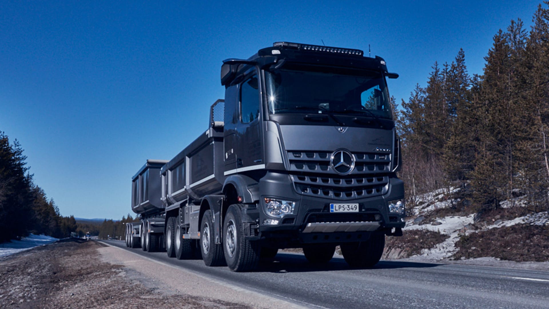 CharterWay Rentin Arocs ajaa tiellä