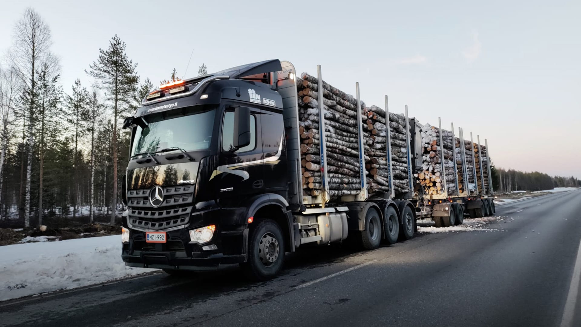Iin Metsätyön puuauto ajaa tiellä