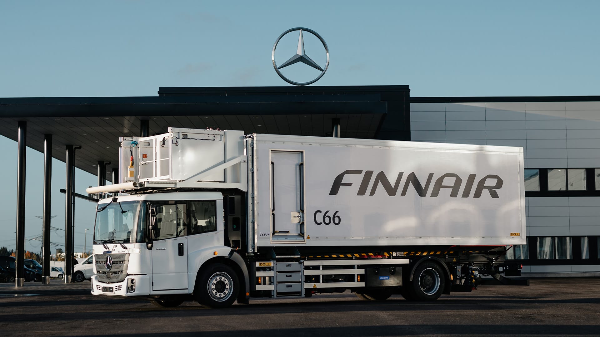 Finnairin Econic kuvattuna Veho Vehkalan edessä