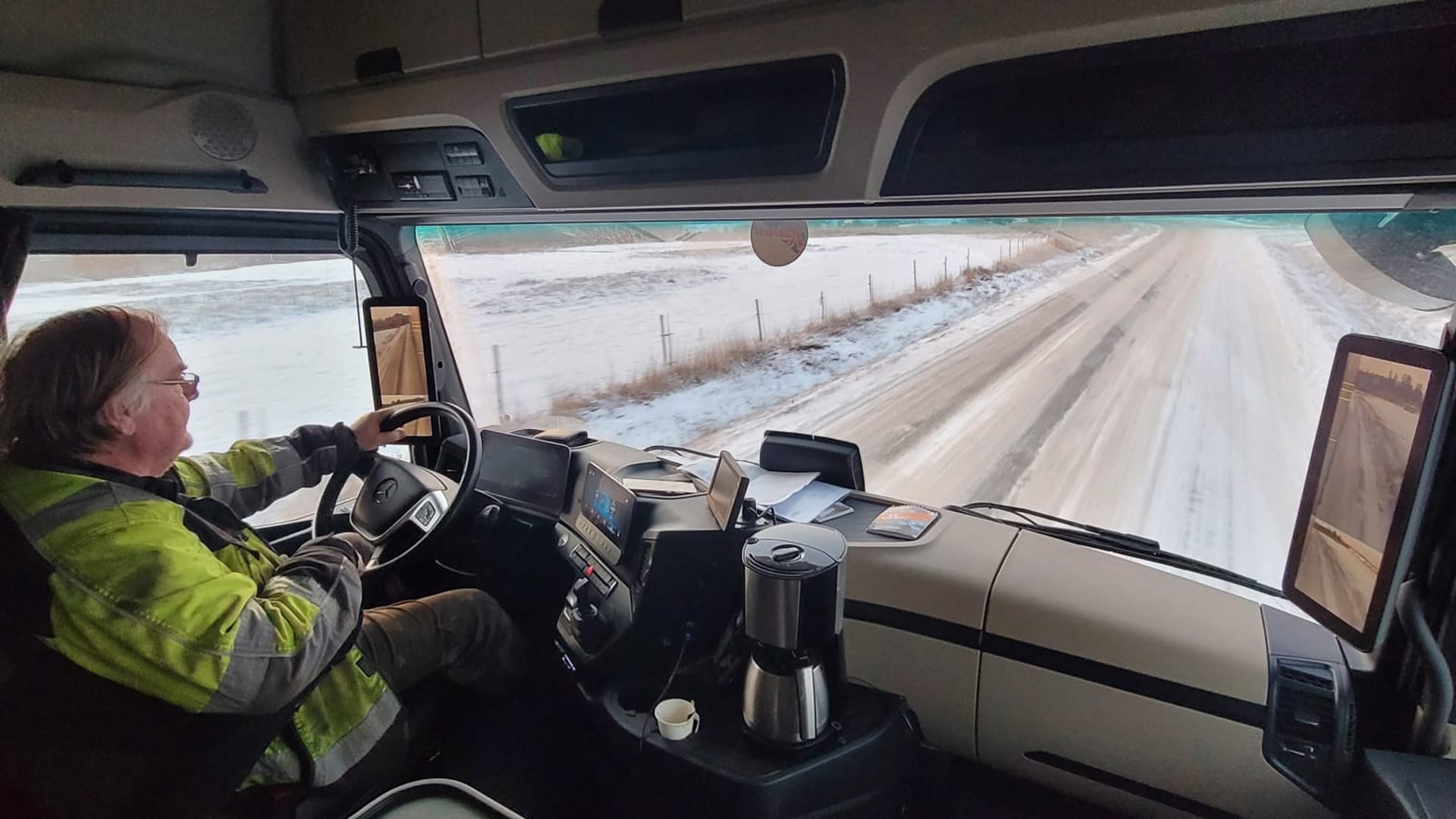 Kuorma-auton kuljettaja hytissä