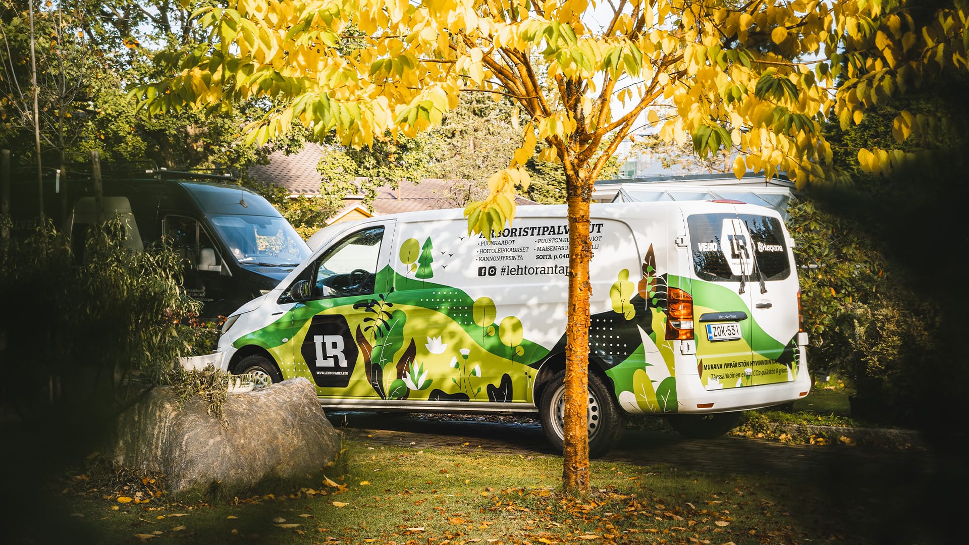 Lehtorannan eVito puun takana