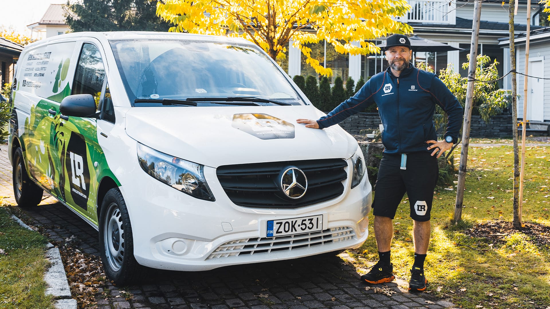 Arboristi seisoo eViton vieressä