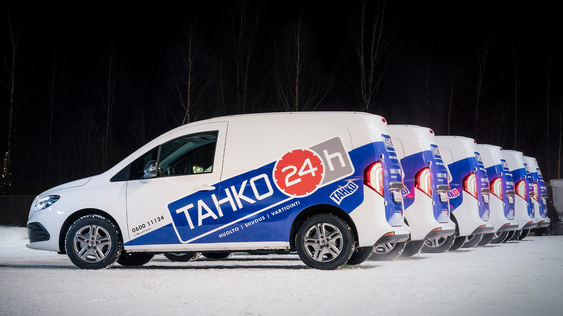 Tacko24h Oy:n Citan pakettiautot kuvattuna sivusta