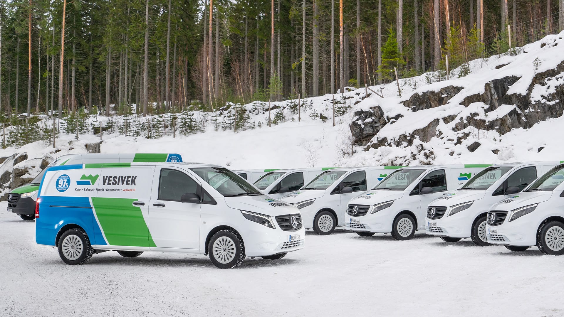 Vesivekin pakettiautot rivissä