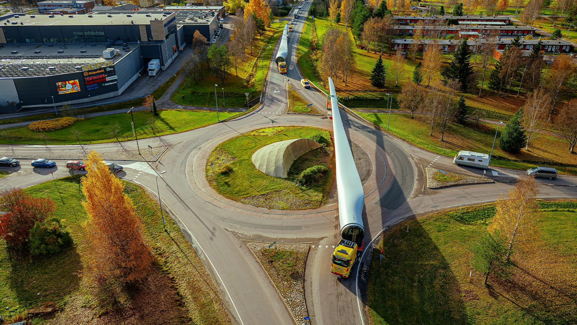 Silvastin Arocs kuljettaa tuulimyllyn siipeä liikenneympyrässä