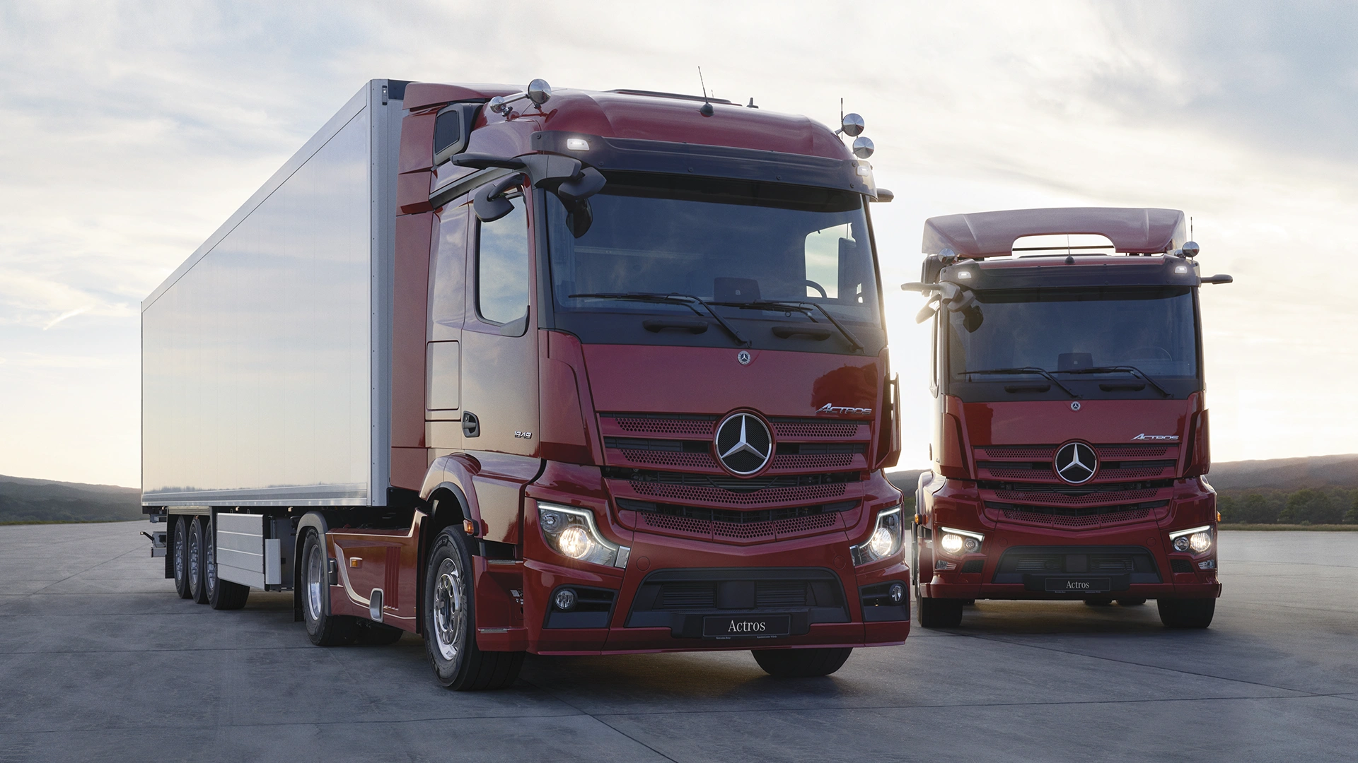 Kaksi Actrosia edestä päin kuvattuna