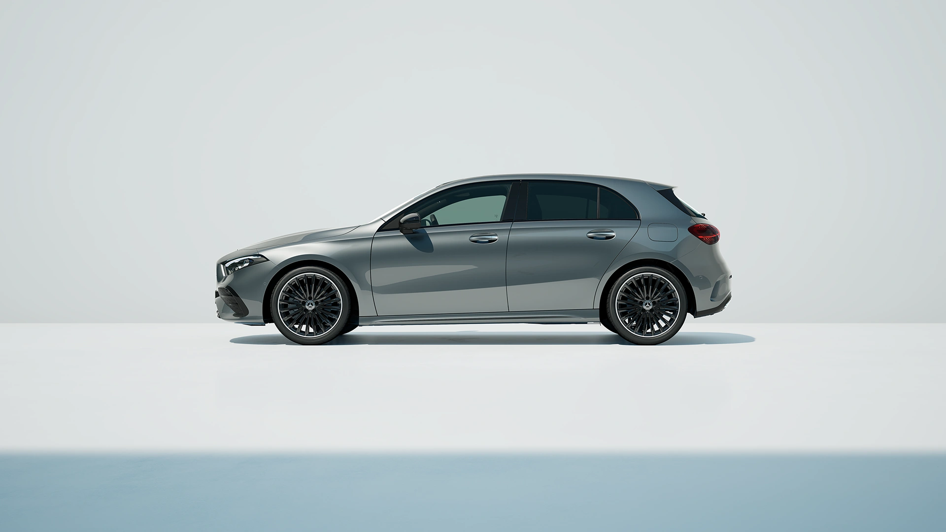 Mercedes-Benz A-sarja sivusta kuvattuna