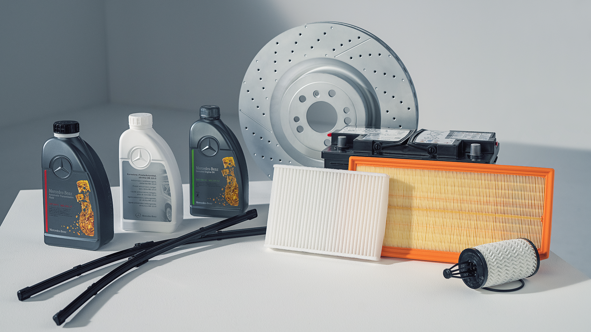 Mercedes-Benz huollollisia varaosia, sisältäen suodattimia, jarruosia, pyyhkijät ja nesteitä.