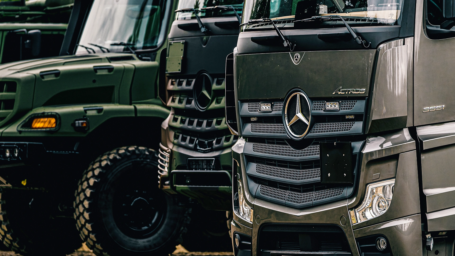 Mercedes-Benz erikoisajoneuvot rivissä kuvattuna