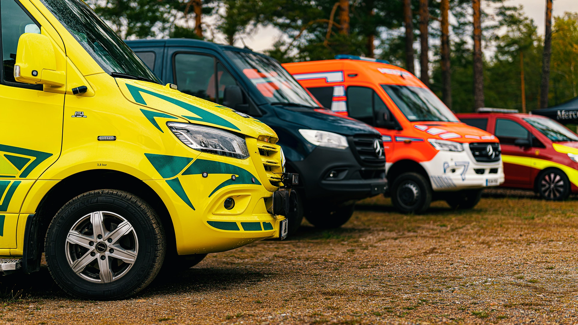 Mercedes-Benz ambulanssit rivissä
