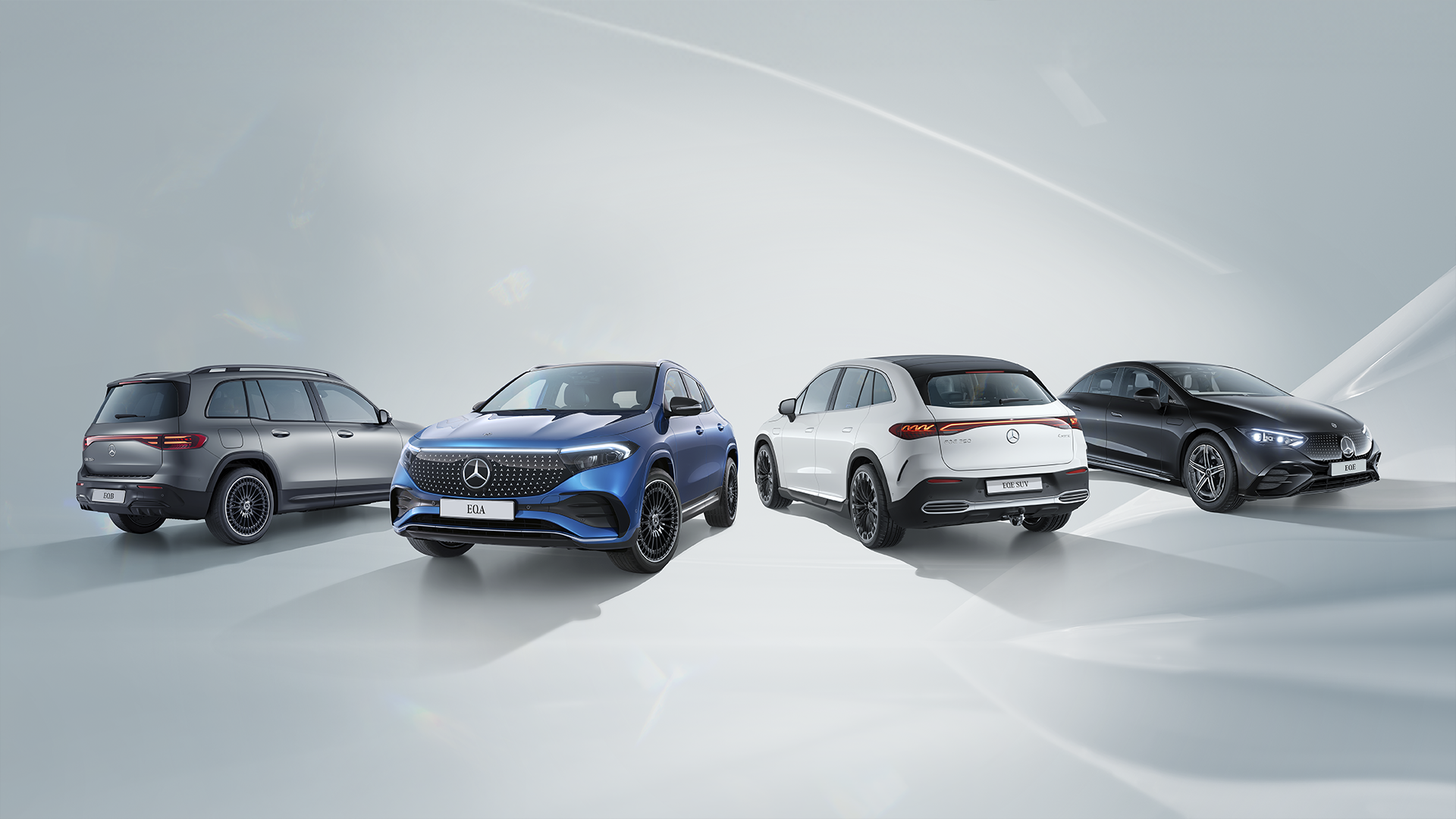 Täyssähköiset Mercedes-Benz autot rivissä