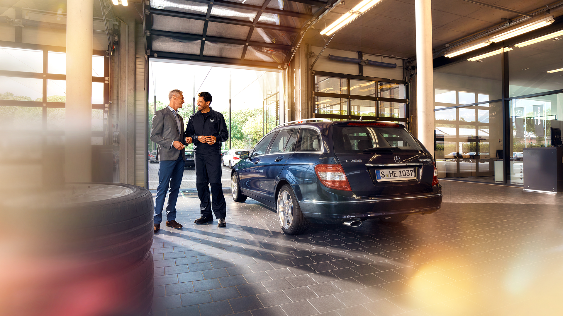 Asiapalvelutilanne Mercedes-huoltohallissa C-sarjan Mercedeksen vieressä.