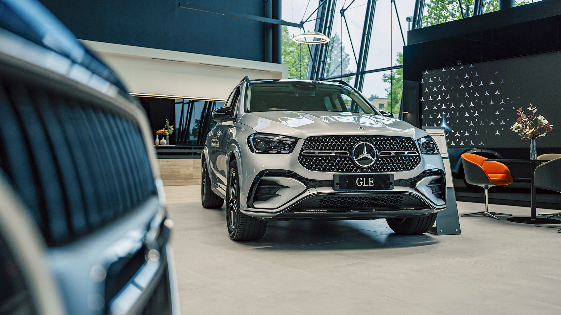 GLE katumaasturi edestä kuvattuna