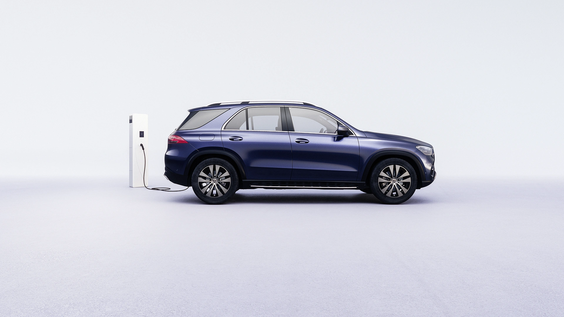 GLE katumaasturi latauksessa.