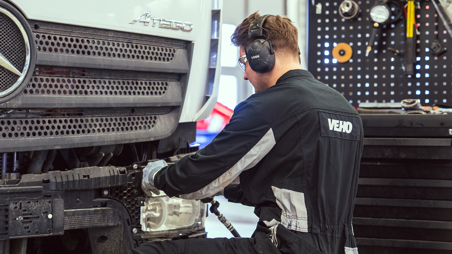 Vehon mekaanikko tarkistaa kuorma-auton valot