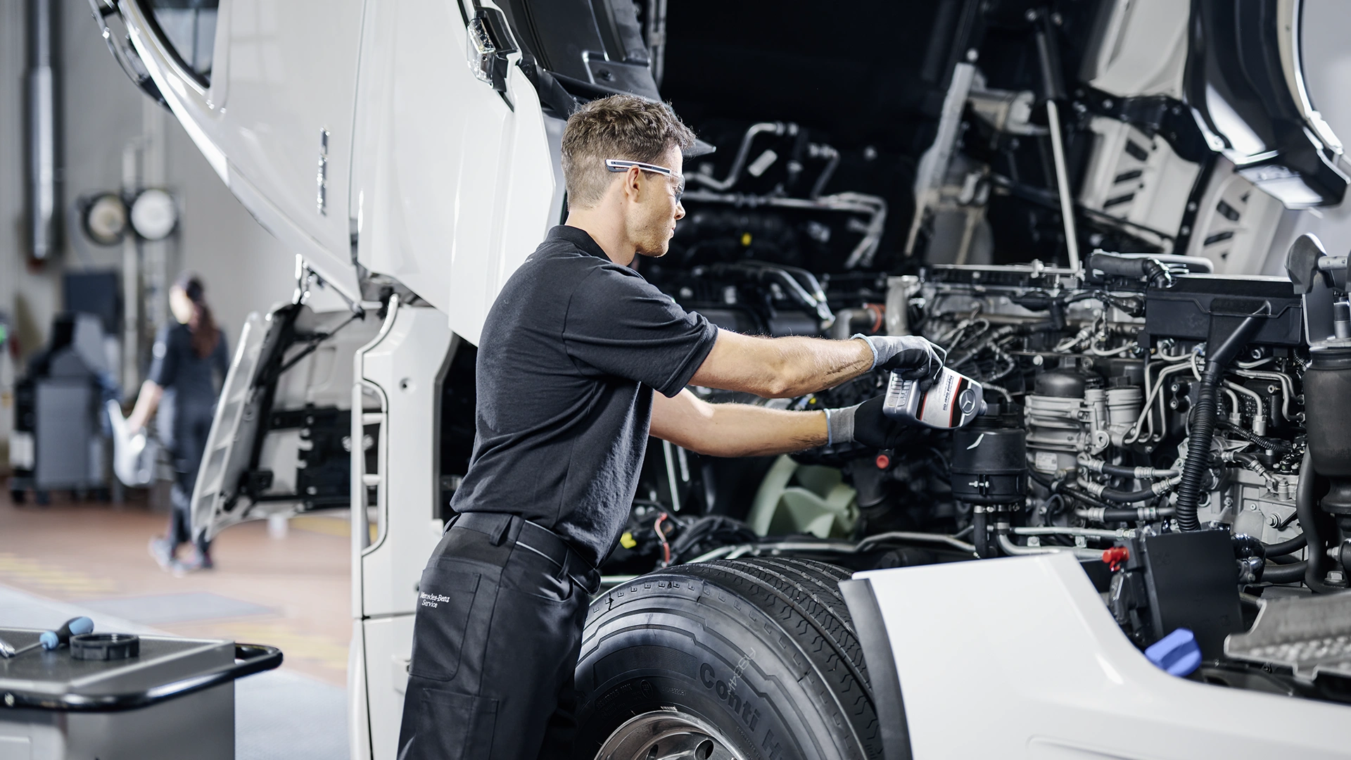 Mercedes-Benz kuorma-auton hytti kipattuna