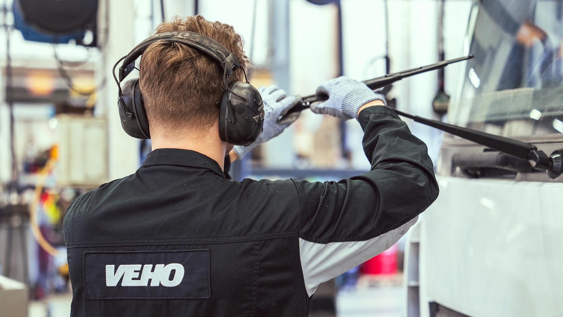 Vehon mekaanikko vaihtaa tuulilasin pyyhkijät