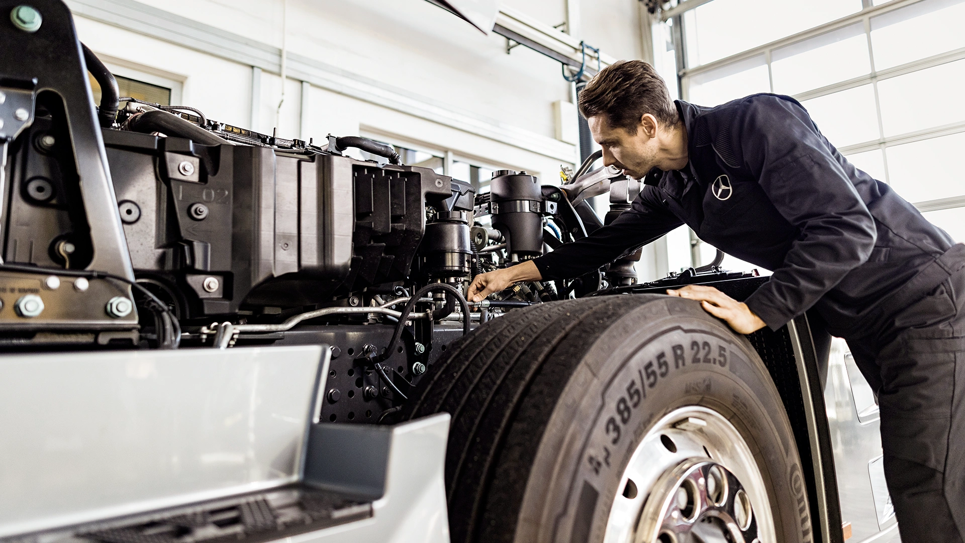 Mercedes-Benz mekaanikko huoltaa kuorma-autoa