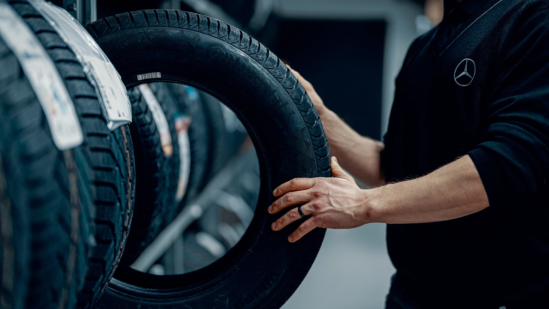 Mekaanikko nostaa pakettiauton rengasta