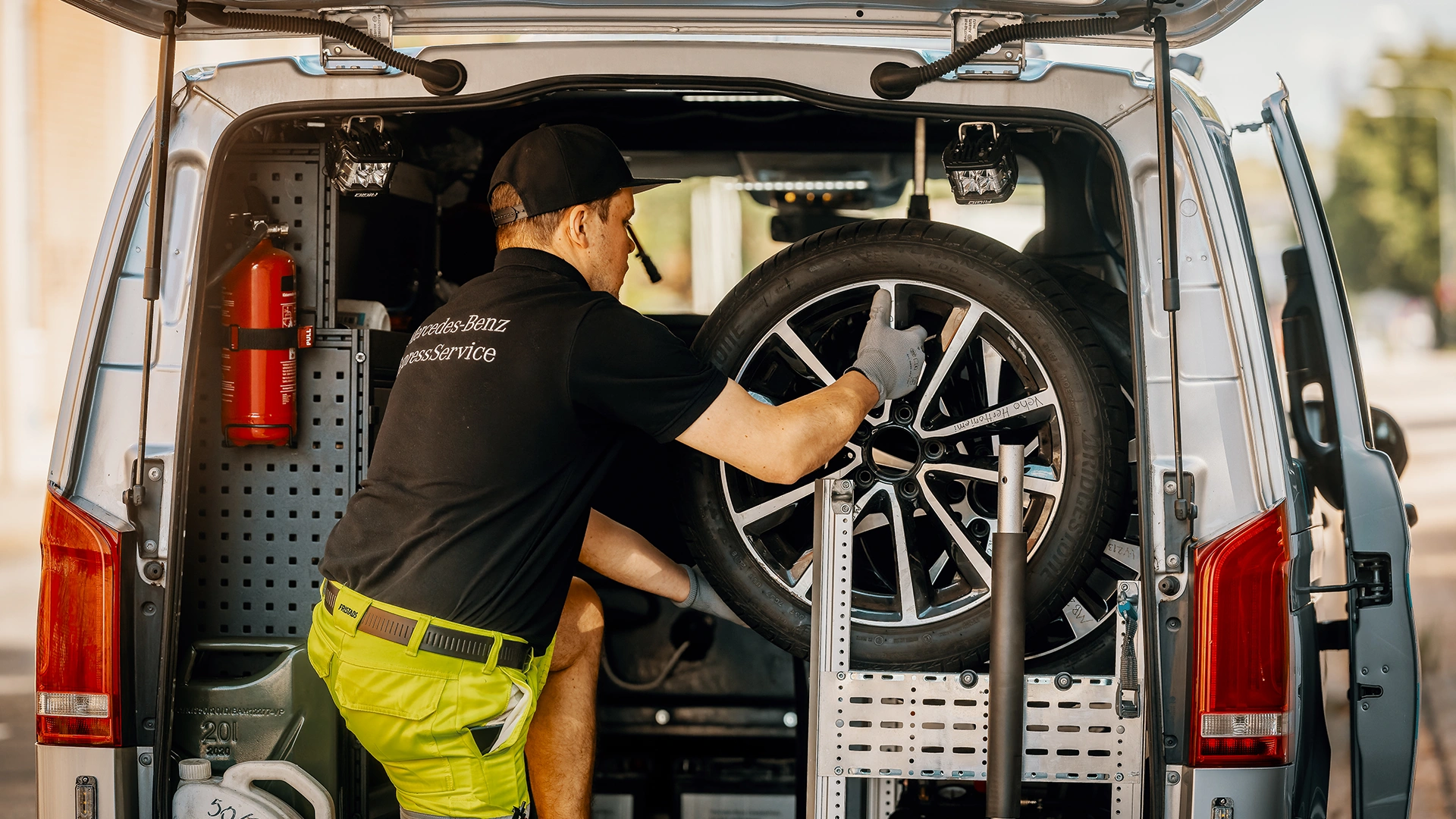 Service 24 h tiepalvelussa renkaiden vaihtoa