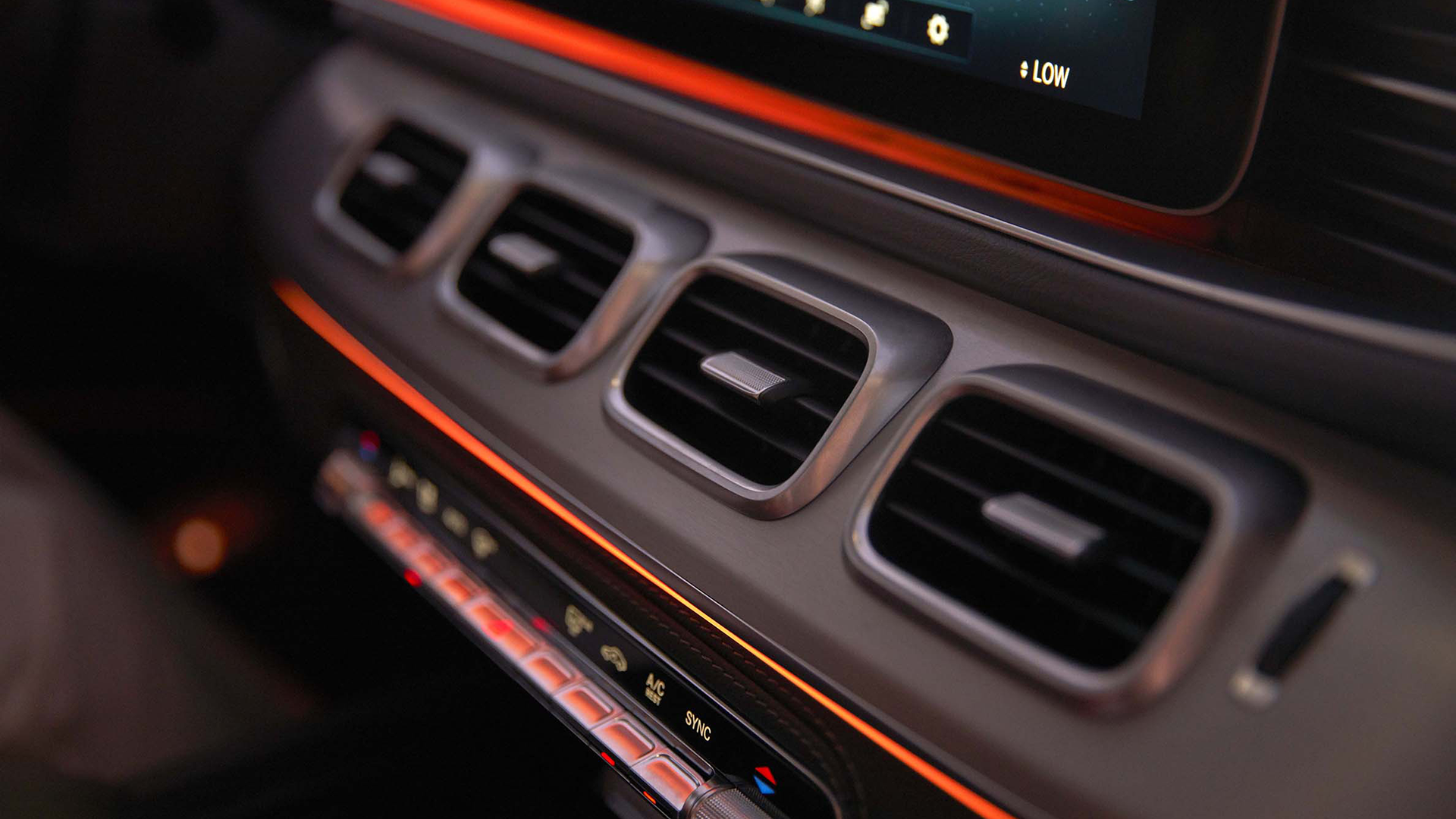 Mercedeksen ilmanvaihtosuuttimet lähikuvassa.