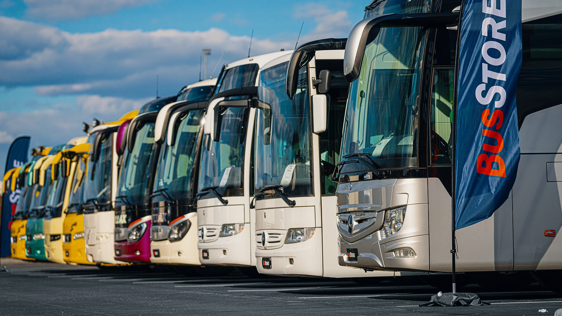 Mercedes-Benz linja-autot rivissä