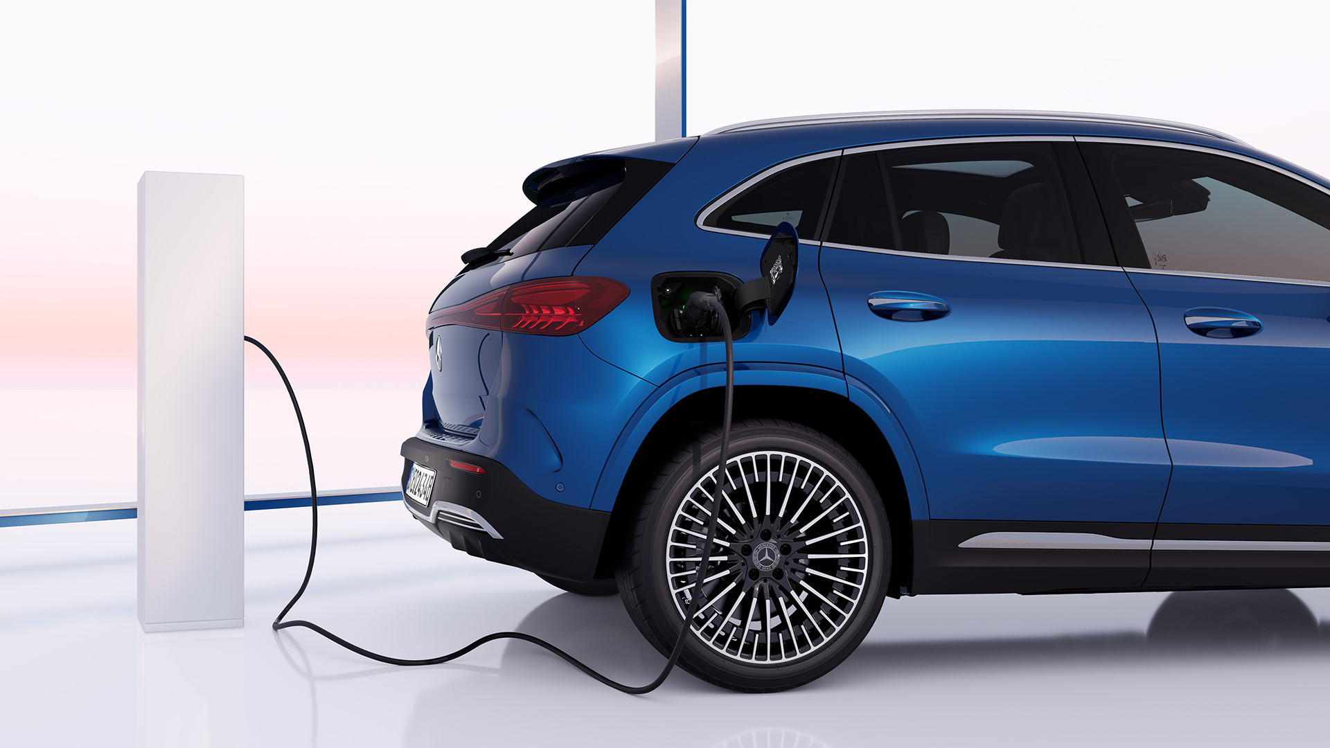 Sähkönsininen Mercedes-Benz EQA latauksessa.