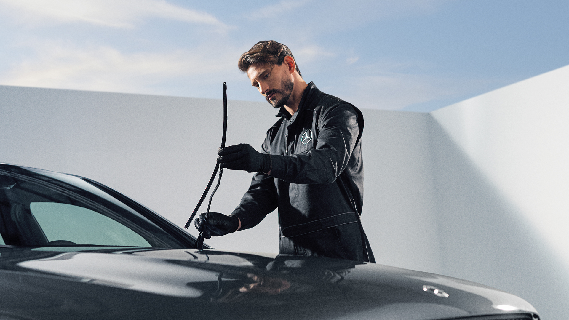 Mercedes-mekaanikko vaihtamassa pyyhkijänsulkaa.