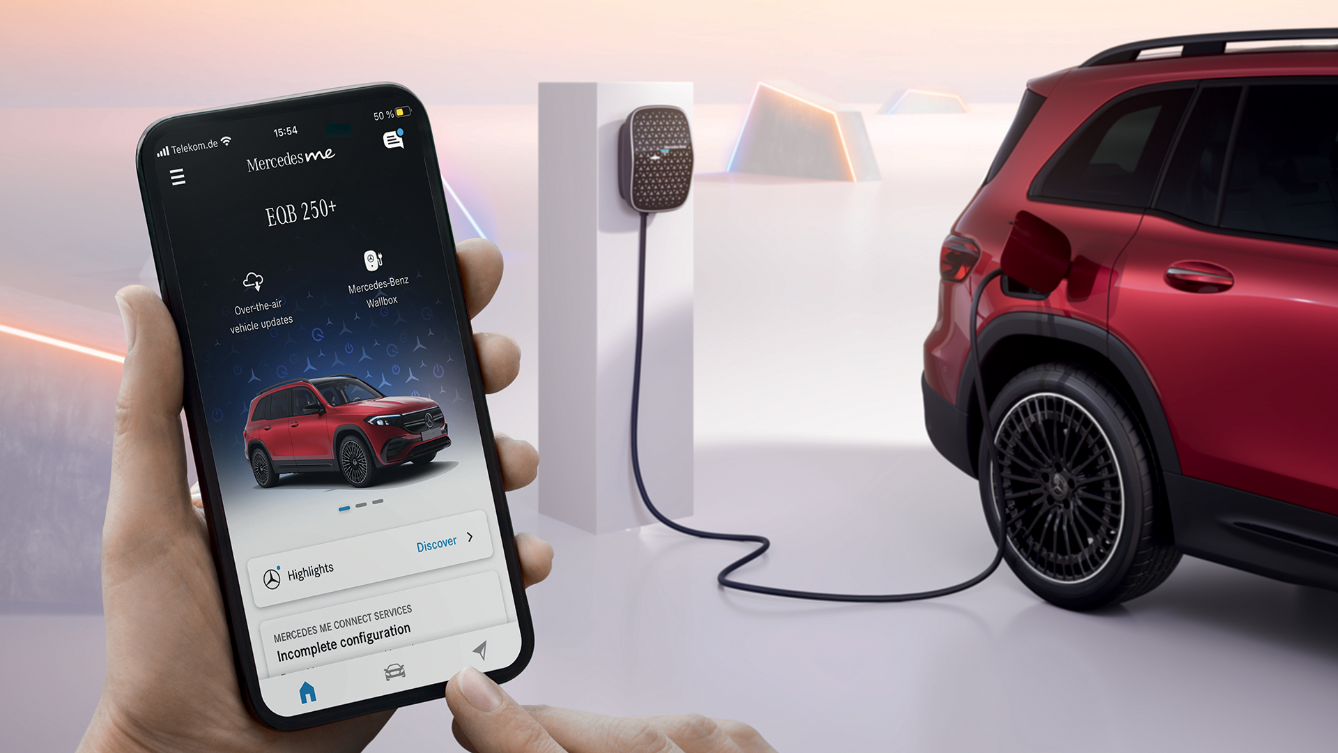 Mercedes-sovellus, jossa latausnäkymä. Taustalla metallinpunainen Mercedes-Benz EQB latauksessa.