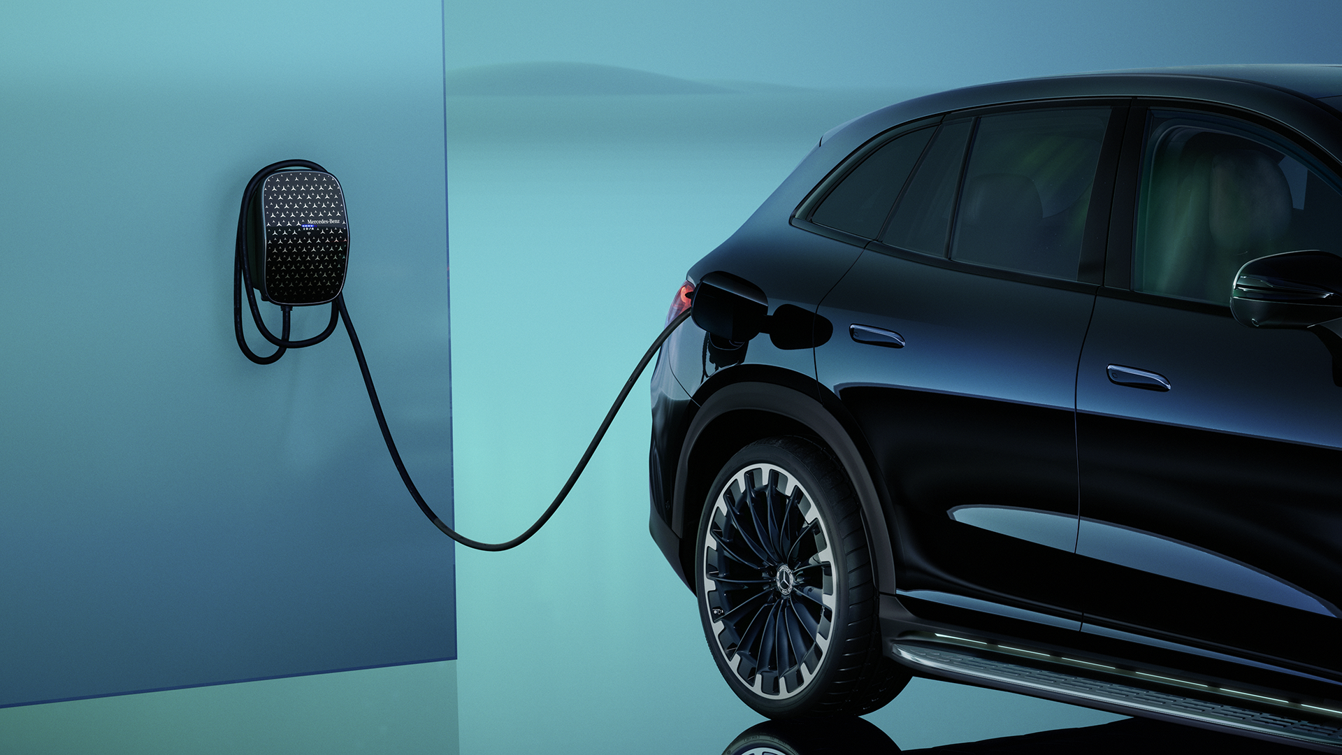 Mercedes-sähköauto latauksessa Mercedes WallBox-laitteessa.