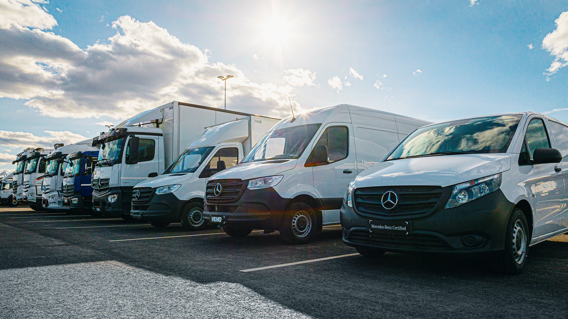 Vehon käytetyt Mercedes-Benz hyötyajoneuvot rivissä