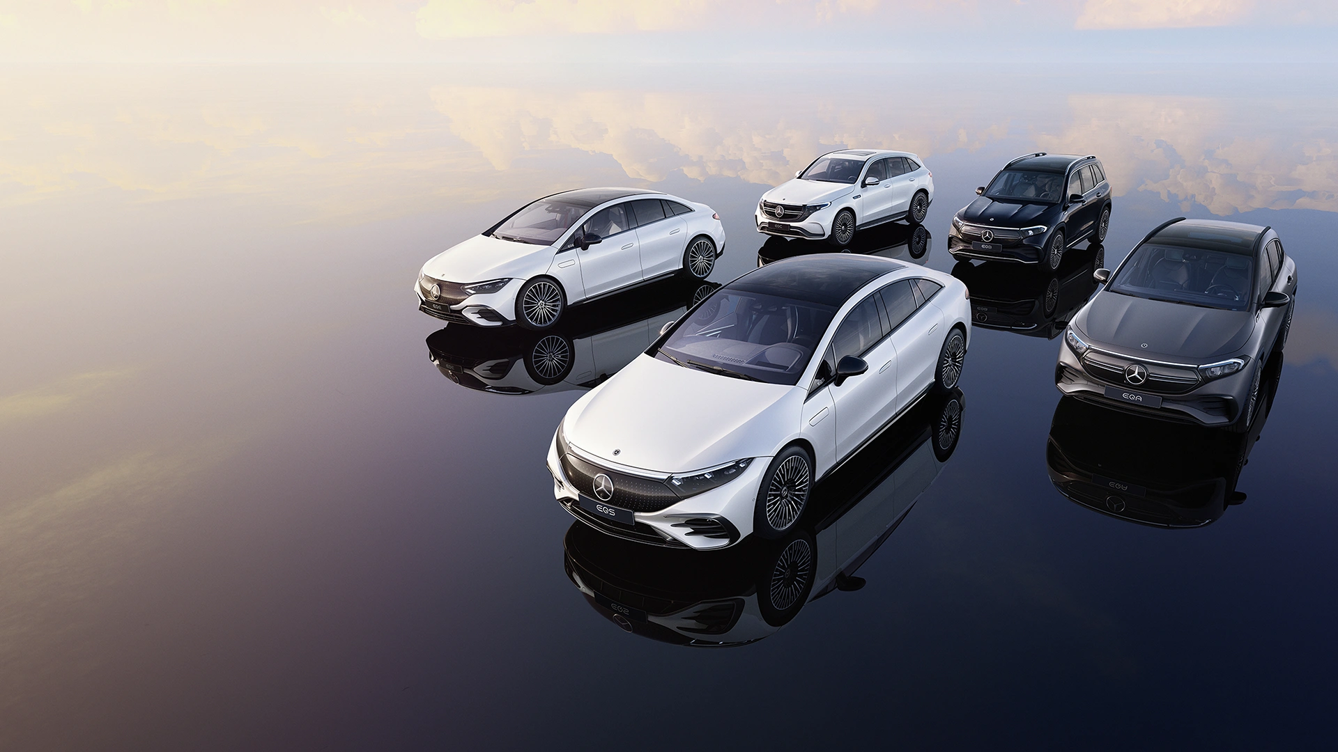 Mercedes-Benz EQ-malliston autot ryhmäkuvassa.