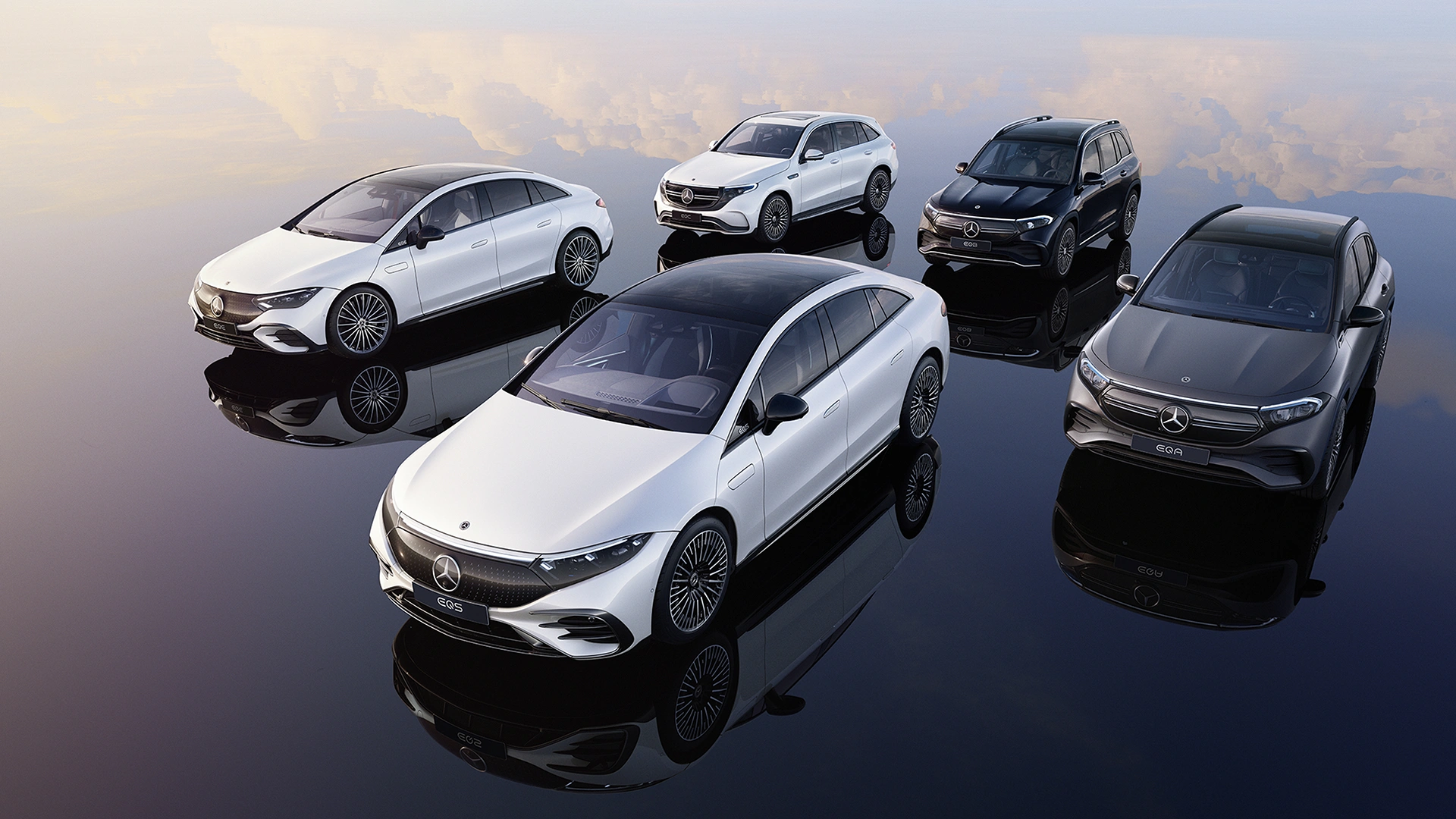 Mercedes-Benz EQ täyssähköautoja kuvattuna yläilmasta.