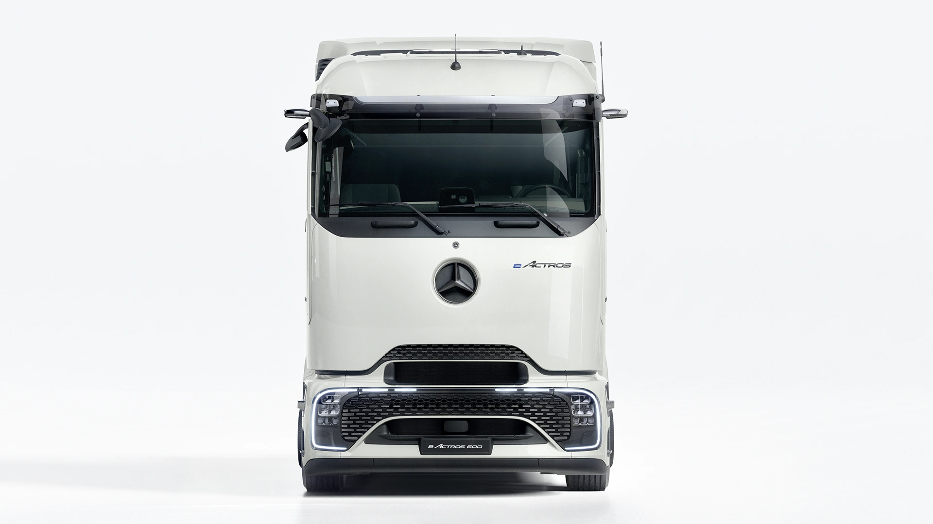 eActros 600 rekanveturi kuvattuna edestäpäin