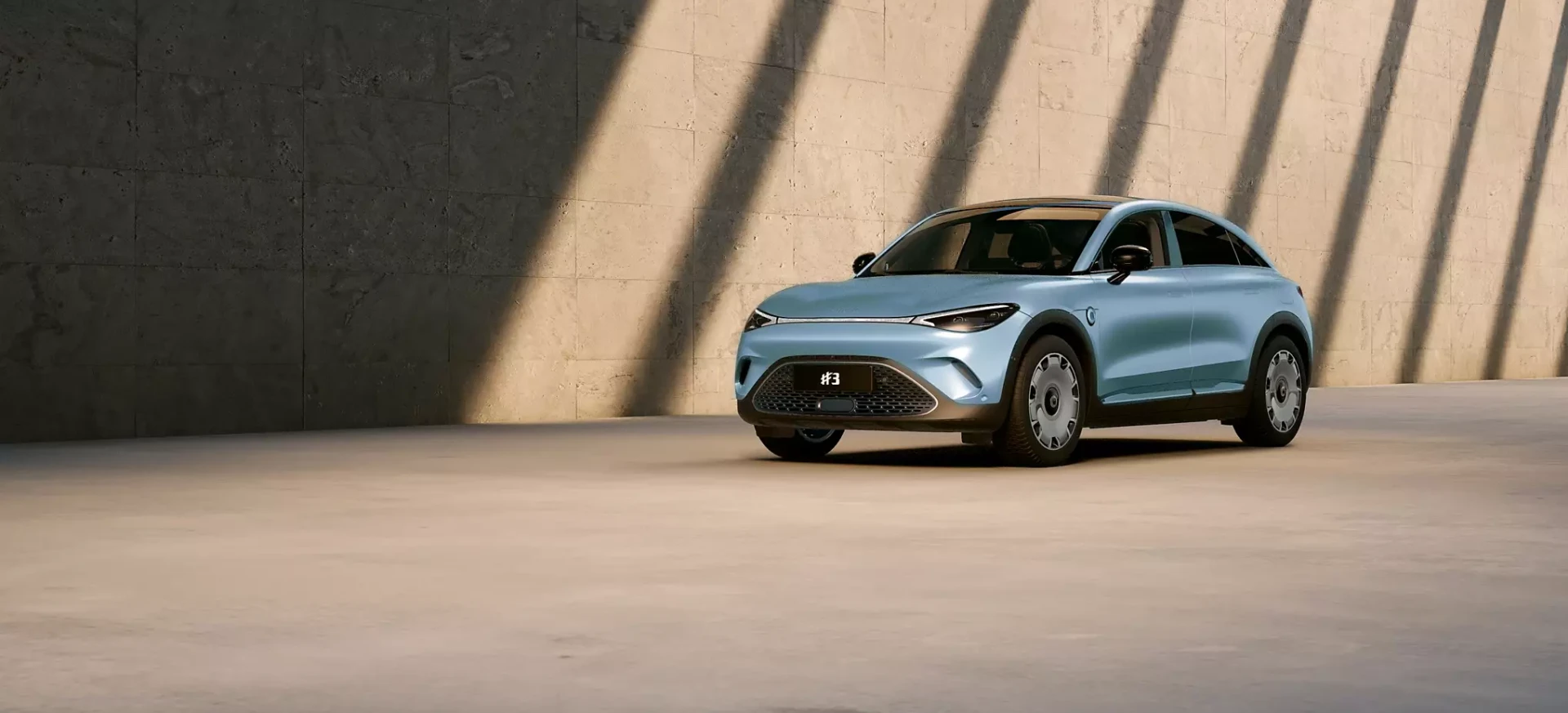 Vaaleansininen smart #3-henkilöauto etukulmasta kuvattuna.