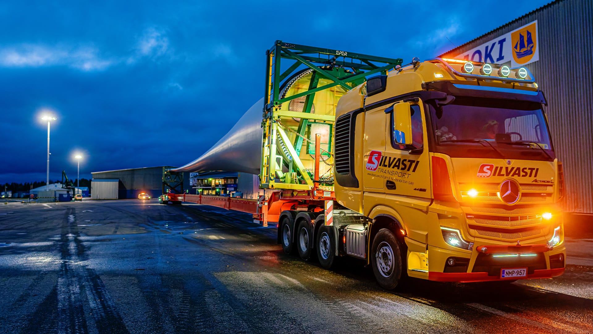 Silvastin Arocs kuvattuna sivulta päin aamulla