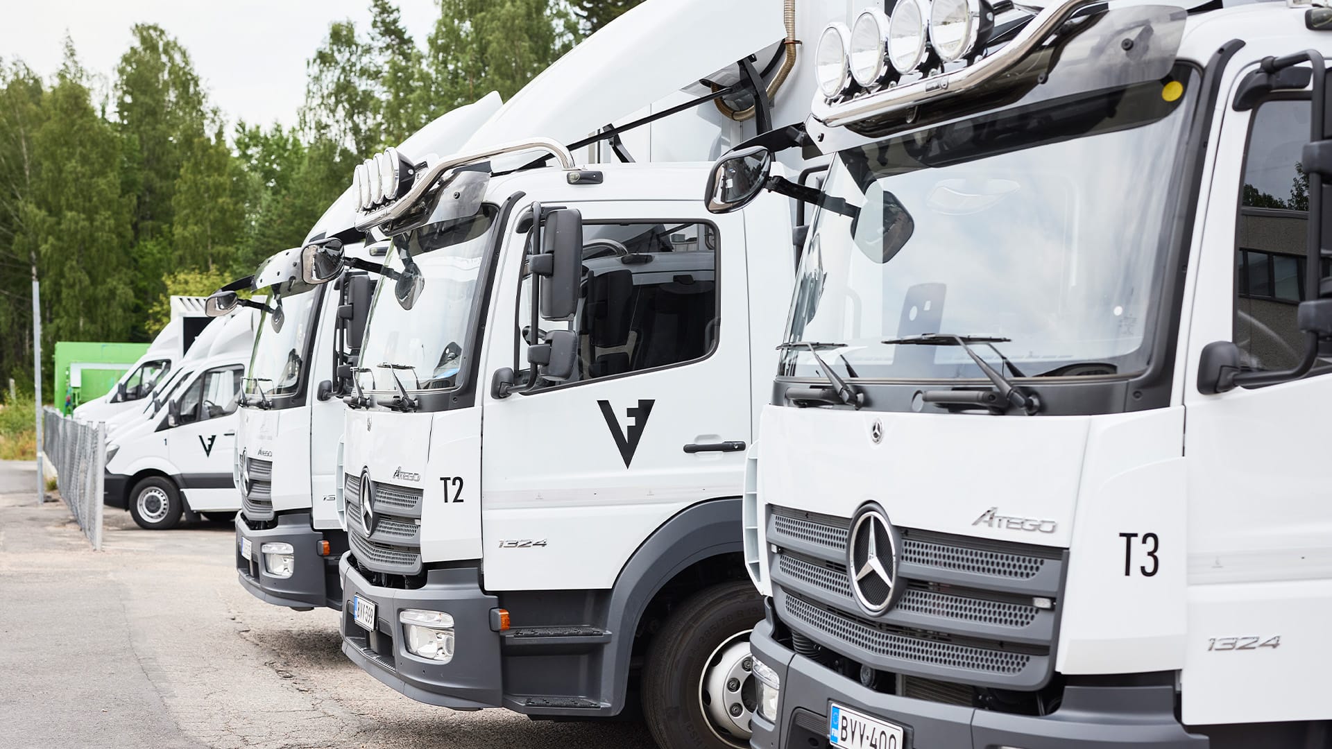 Valofirman kuorma-autot rivissä