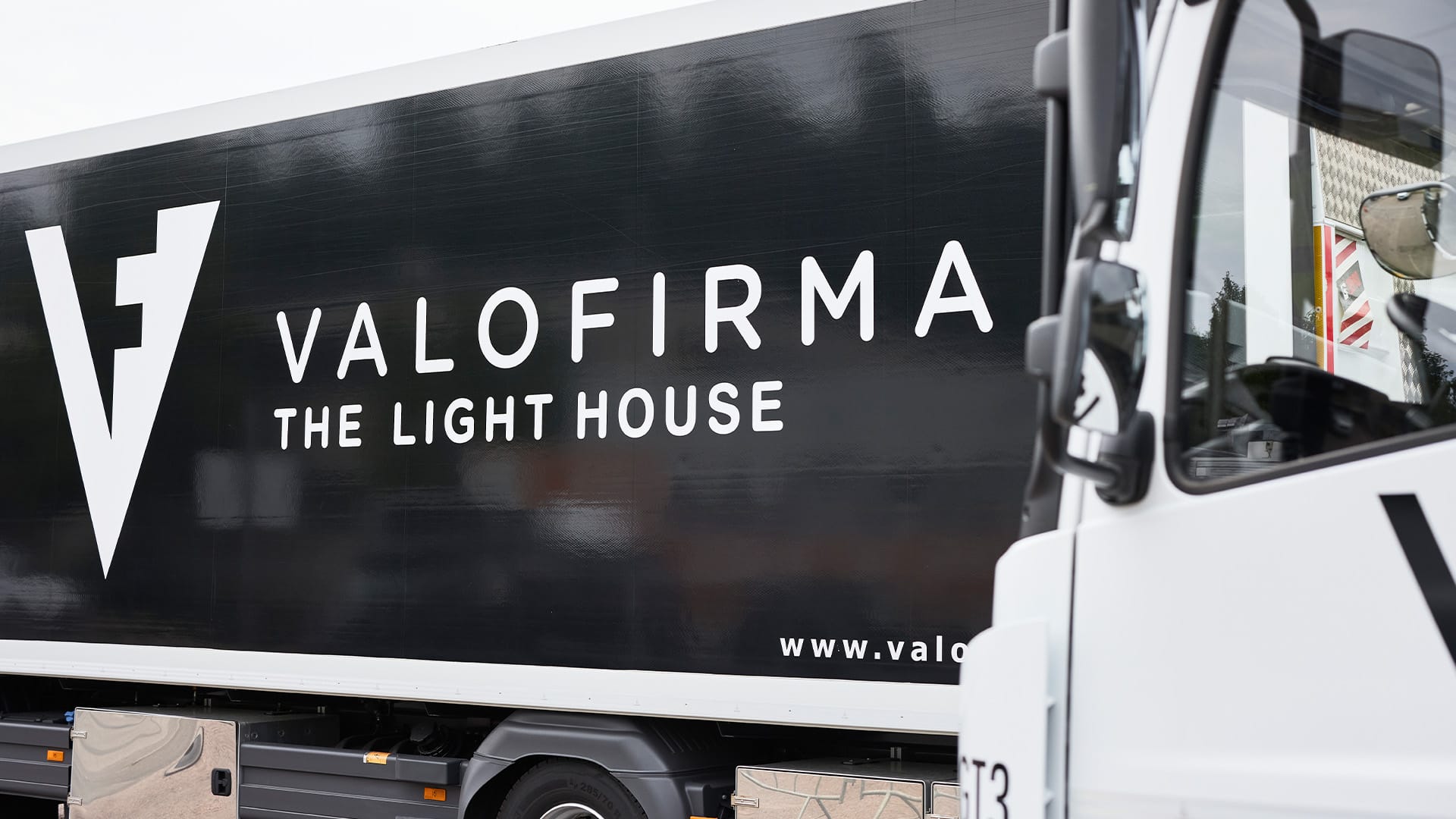 Valofirman kuorma-auton kylki