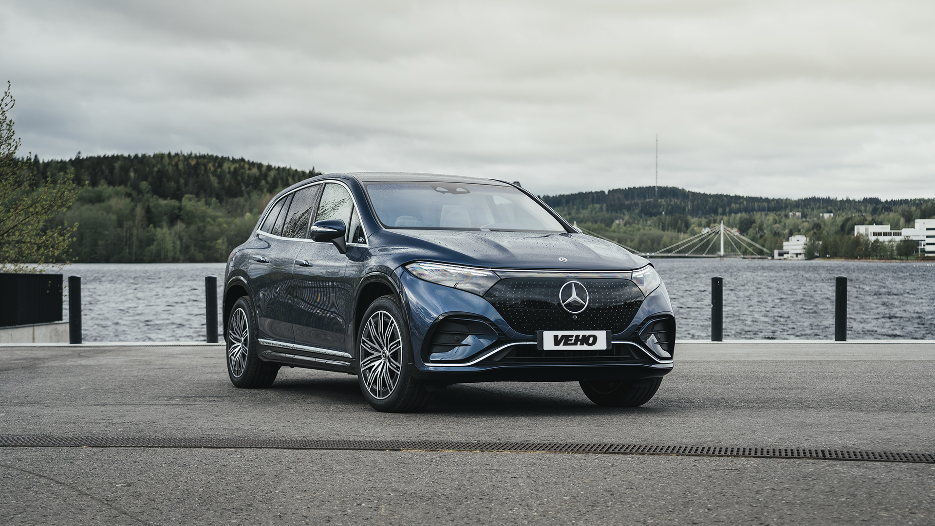 EQS SUV järven edessä