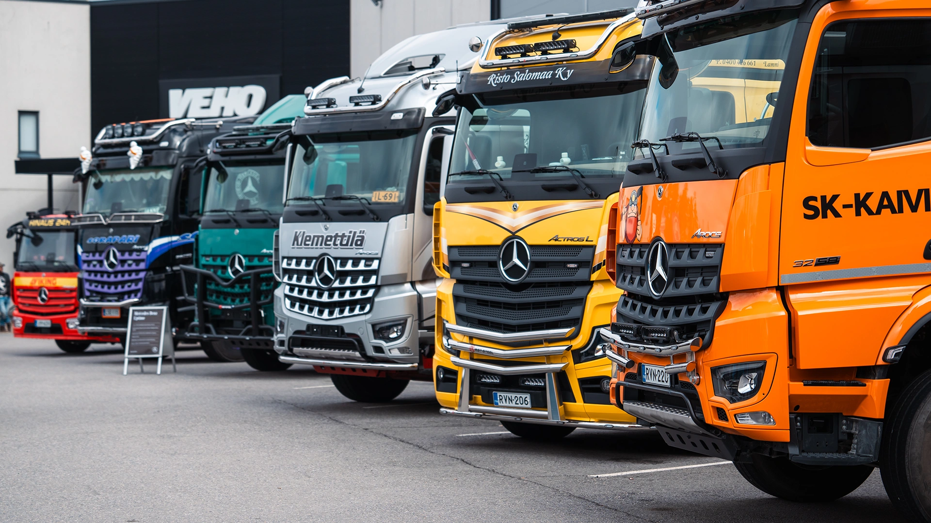 Kuorma-autot rivistössä Mansen Mörinöillä