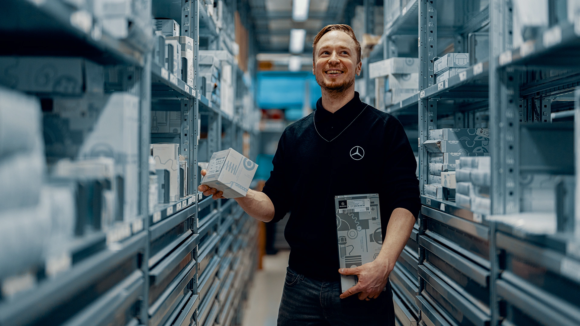 Mercedes-Benz-varaosamyyjä varaosavarastossa.