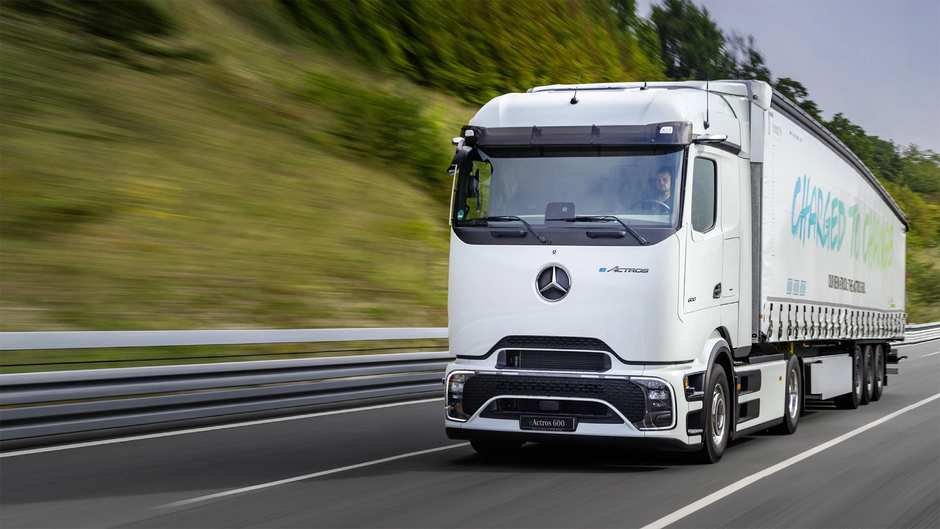 Täyssähköinen eActros 600 -kuorma-auto ajaa tiellä