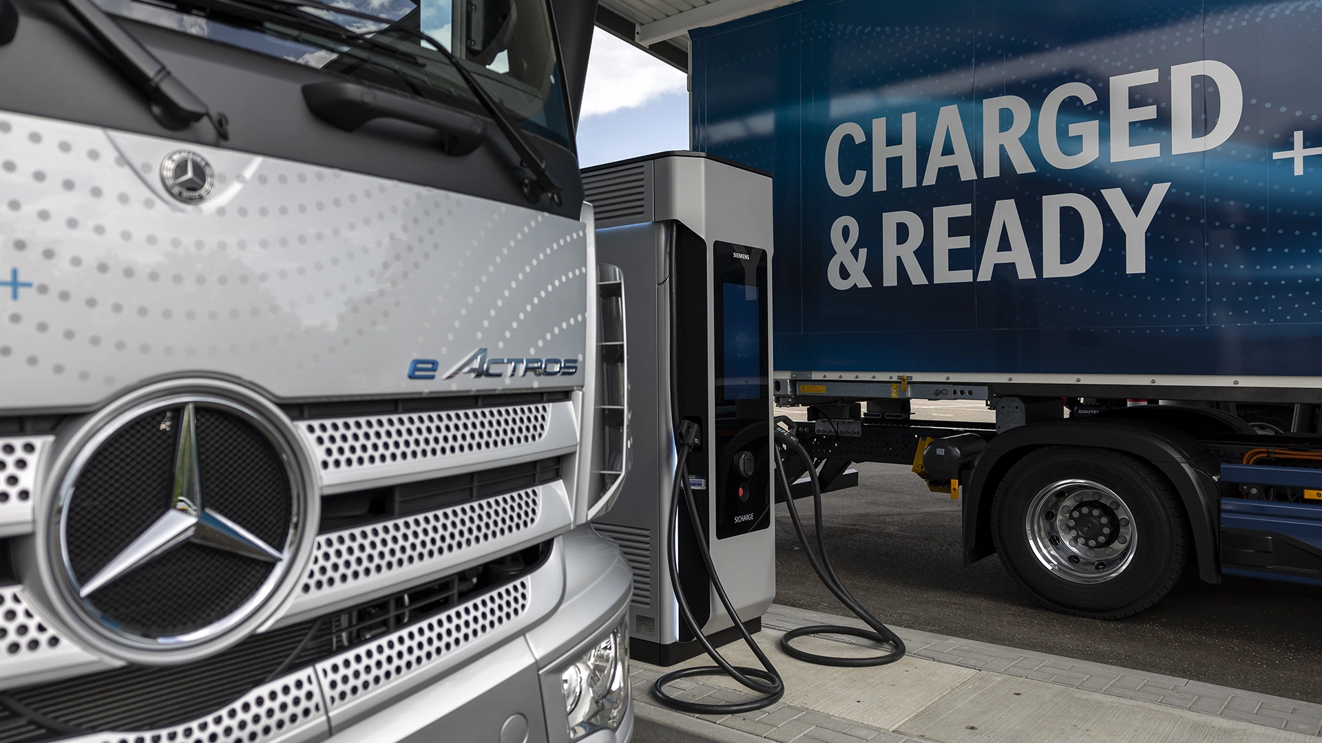 eActrosia ladataan julkisella latauspisteellä