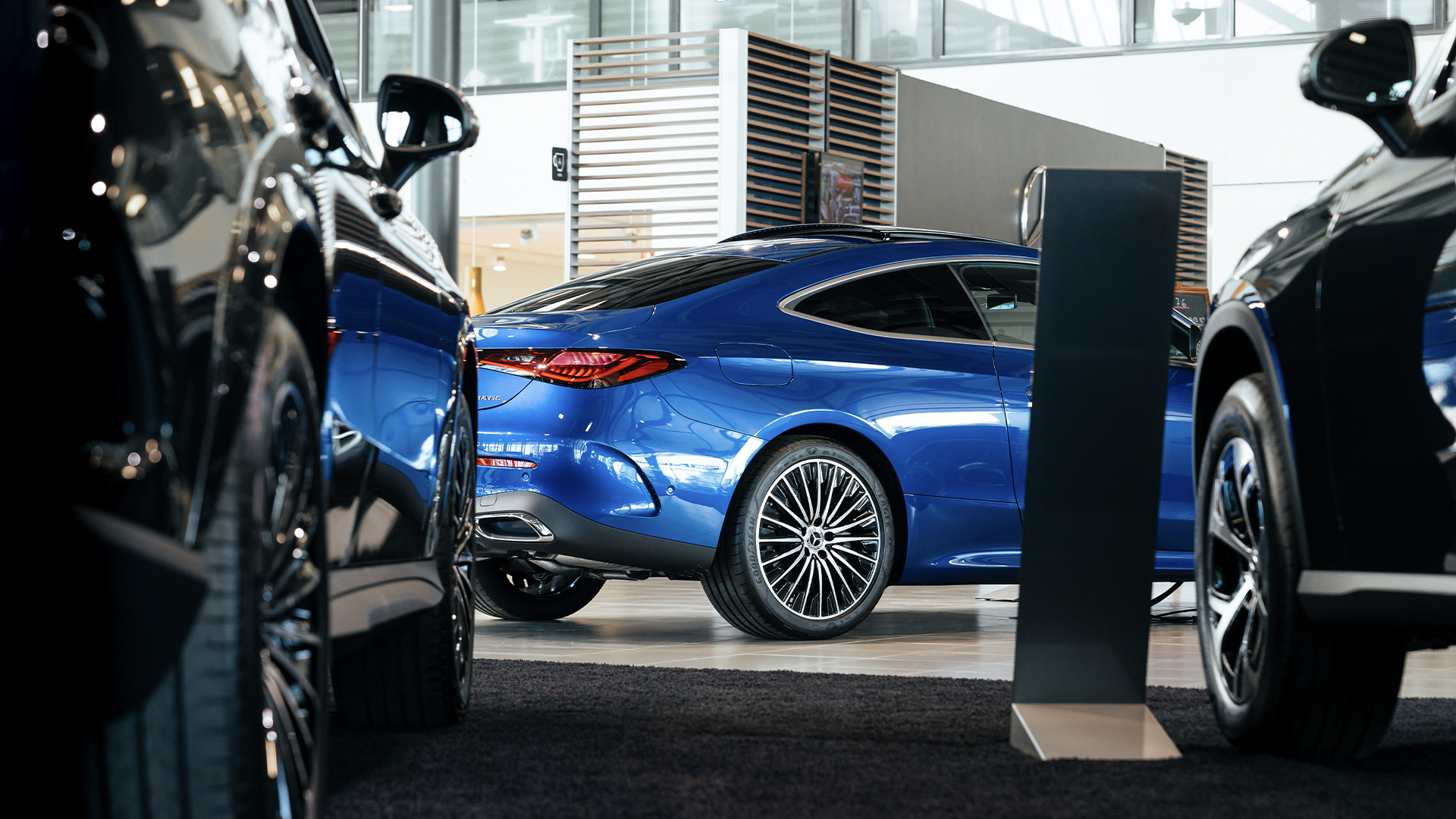 Sininen Mercedes-Benz CLE autoliikkeessä.