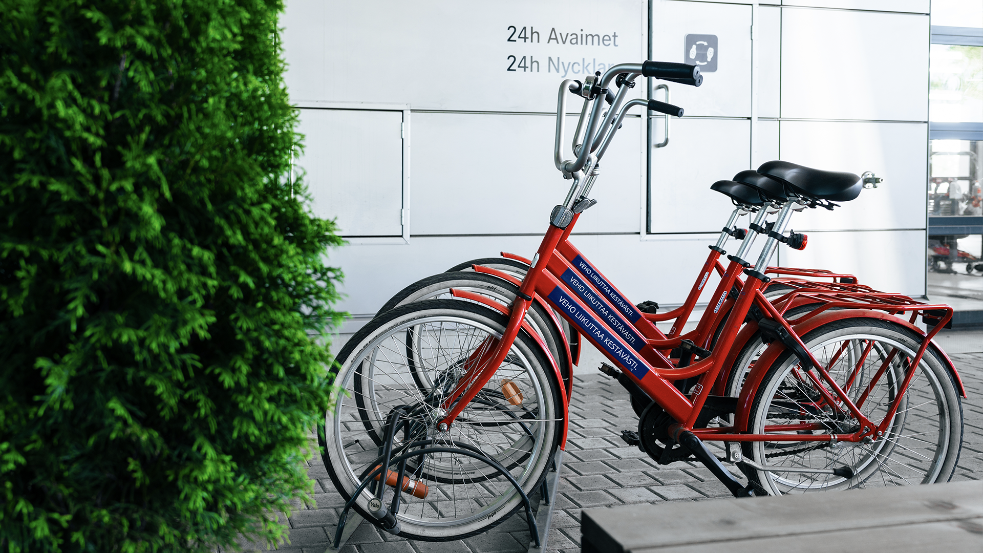 Huollon sijaispyörät rivissä