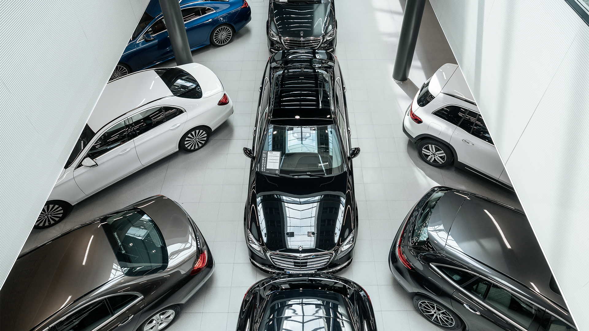 Vaihtoautorivi ylhäältä päin kuvattuna